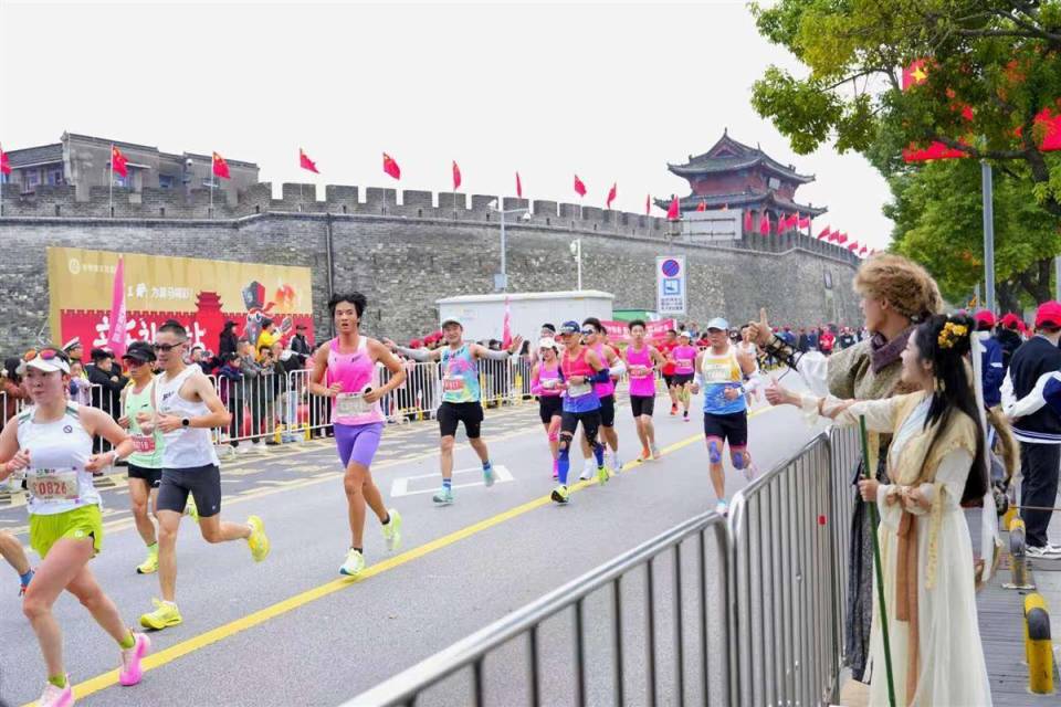 AA, 媒体创作与, 与担当